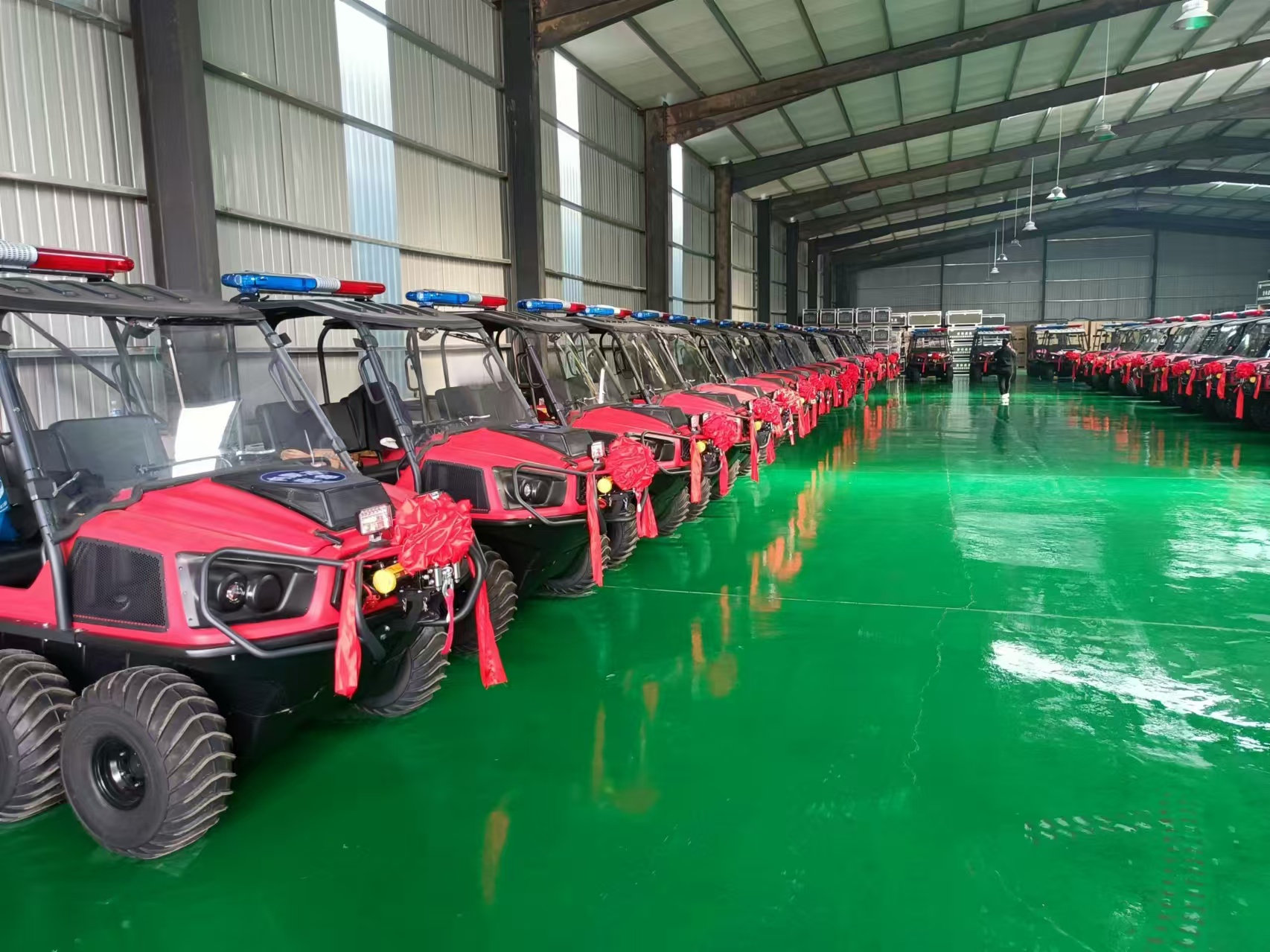 祝賀！河北五星“國(guó)債資金應(yīng)急救援能力提升工程項(xiàng)目”中標(biāo)的55輛“水陸兩棲車”列隊(duì)完畢，準(zhǔn)備發(fā)貨！